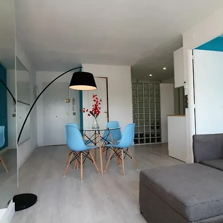 Manhattan Front Beach Holidays * אמפוריבראבה