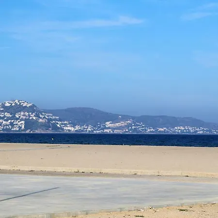 Manhattan Front Beach Holidays * אמפוריבראבה